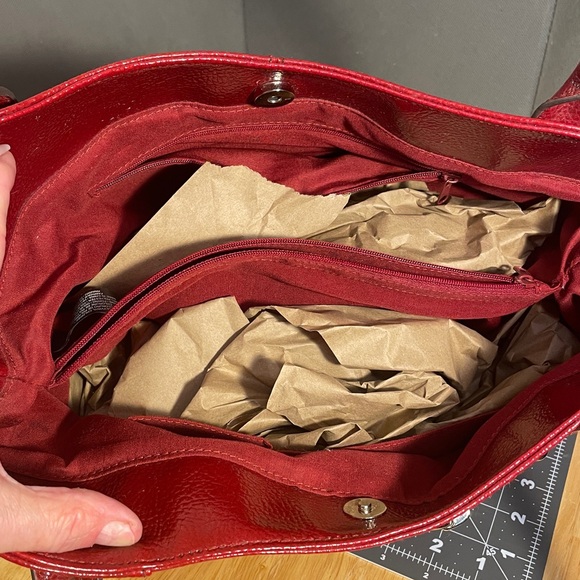 Liz & Co. Bold Red Shoulder bag numerous compartments. 14.5” L, 6”W - Picture 5 of 12